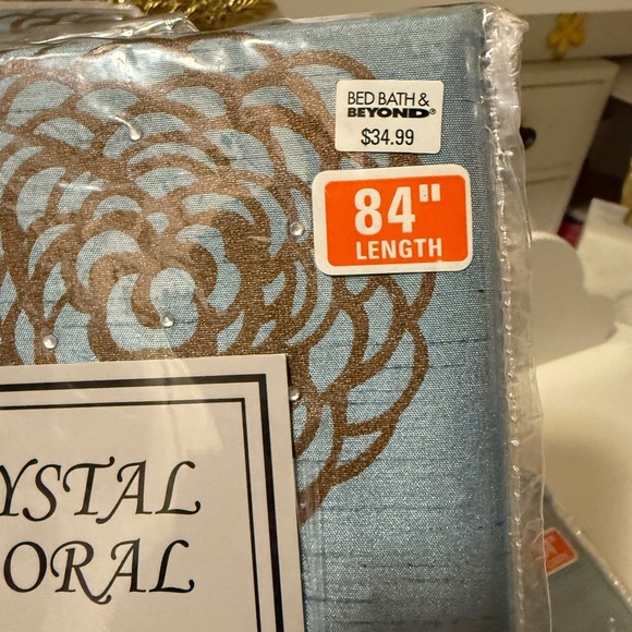 CRYSTAL FLORAL
4 Rod Pocket Panel
54in X 84in (137 X 213 cm) gorgeous colors - Picture 4 of 11